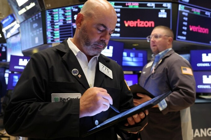 Nhân viên giao dịch trên sàn chứng khoán New York phiên 30/6. Ảnh: Reuters