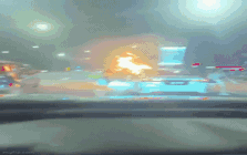 Cãi vã căng thẳng, chồng đốt xe của vợ giữa đường, 4 người trên xe hoảng loạn tháo chạy