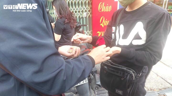 Khách vội bán vàng khi giá giảm kỷ lục, 'cò' lập tức thu mua sạch- Ảnh 1. Khách vội bán vàng khi giá giảm kỷ lục, 'cò' lập tức thu mua sạch- Ảnh 1.