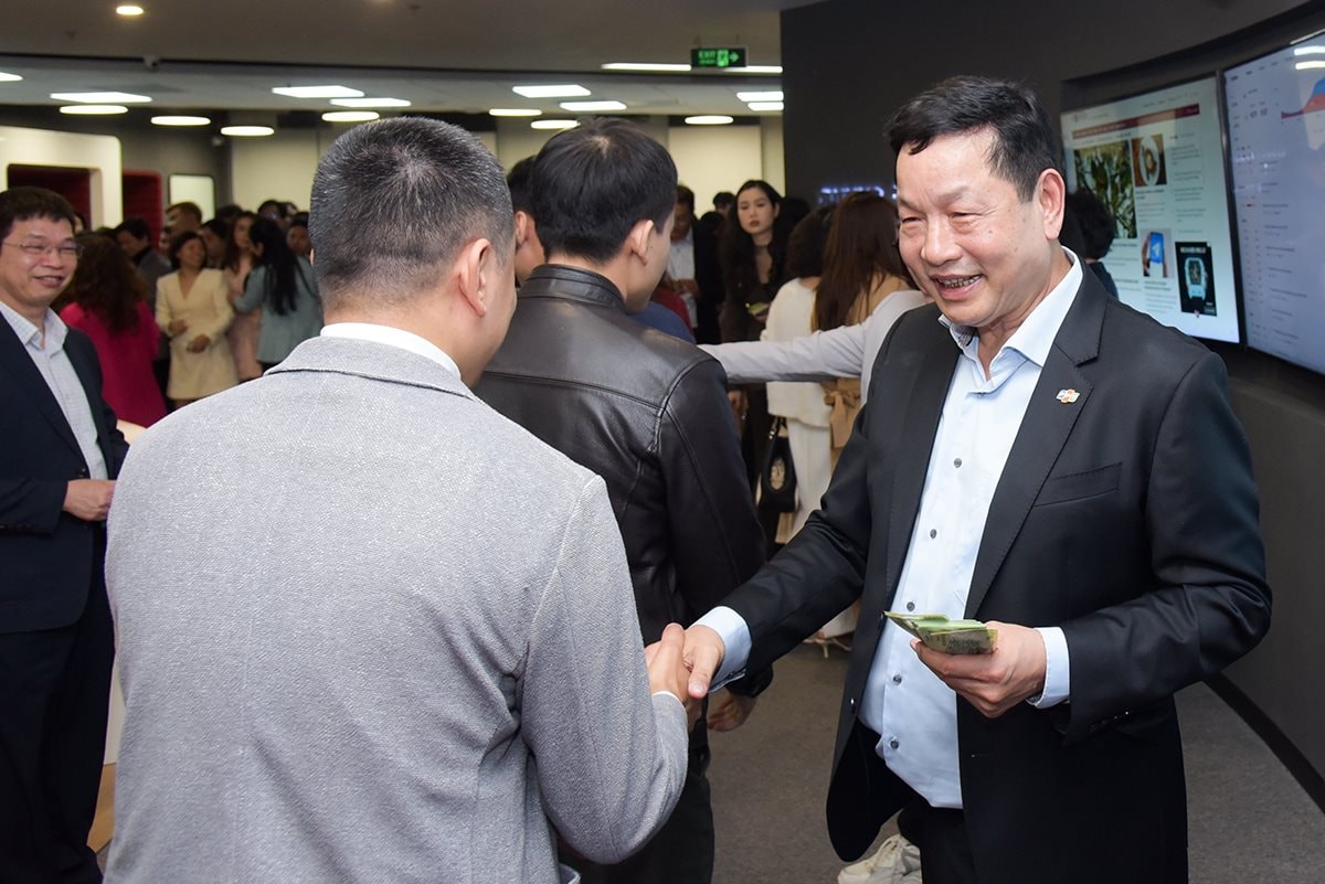 Ông Trương Gia Bình phân tích Âm dương ngũ hành: Năm nay FPT vượng khí dồi dào, không muốn nhận cũng không được, thời tới, cản không kịp- Ảnh 3. Ông Trương Gia Bình phân tích Âm dương ngũ hành: Năm nay FPT vượng khí dồi dào, không muốn nhận cũng không được, thời tới, cản không kịp- Ảnh 3.