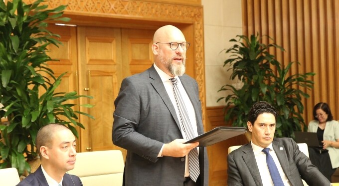 Ông Richard McClellan, Đại sứ toàn cầu của Terne Holding, nguyên Giám đốc viện Tony Blair, phát biểu tại hội nghị, ngày 20/5. Ảnh: VGP