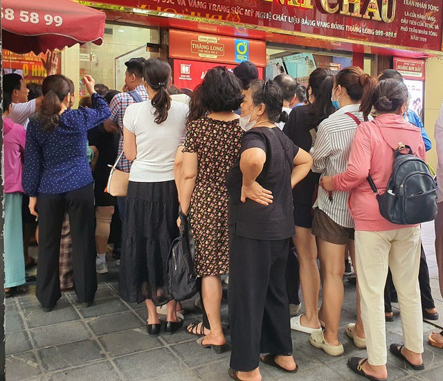 Hơn 20 ngày chăm chỉ xếp hàng mua vàng, người phụ nữ ở Hà Nội lỗ gần 200 triệu đồng- Ảnh 2.