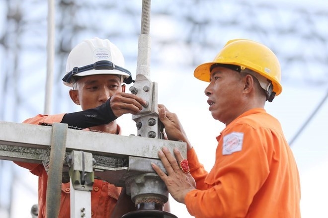 Nhân viên điện lực đang kiểm tra hệ thống. Ảnh: VGP