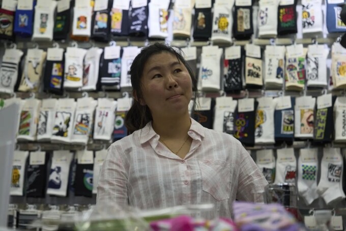 Wu Liying, chủ công ty bán tất trong chợ bán buôn Nghĩa Ô tại thành phố Nghĩa Ô, tỉnh Chiết Giang, ngày 10/4. Ảnh: AP