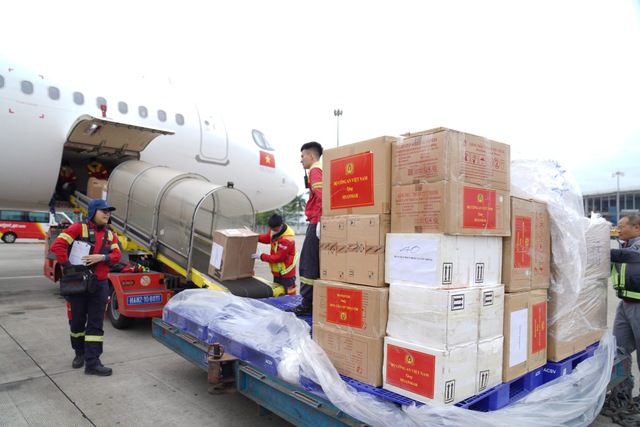 Khoảnh khắc tự hào: 2 máy bay chở lực lượng cứu hộ Việt Nam và 60 tấn hàng cứu trợ đã hạ cánh tại Myanmar- Ảnh 4.