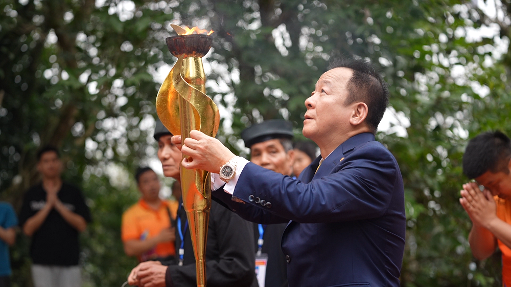 Cổ phiếu SHB tăng 24% kể từ khi Chủ tịch Đỗ Quang Hiển xin lửa tại Đền Hùng, Phú Thọ- Ảnh 2.